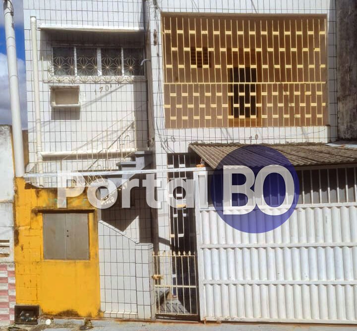 Criança presencia execução do pai após criminosos arrombarem apartamento na Cidade Alta