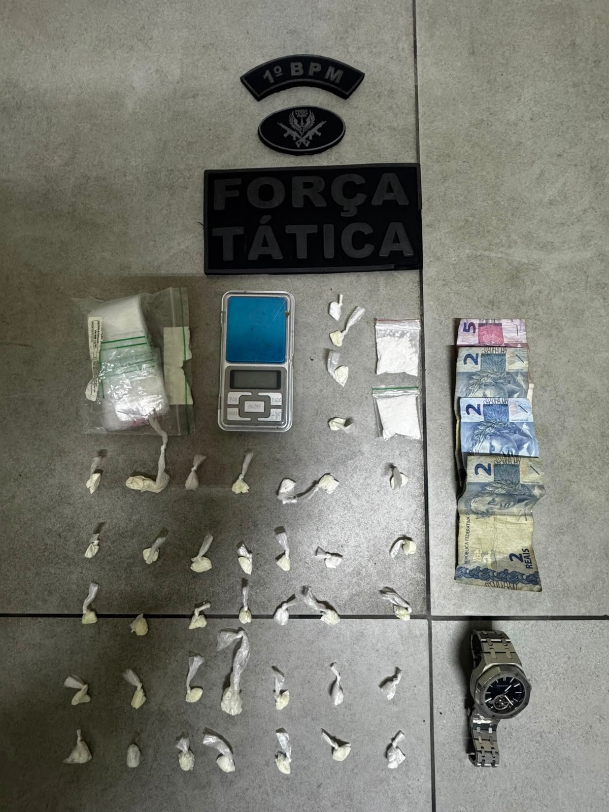 Patrulha a pé do 1º BPM termina em tiroteio e prisão de dois suspeitos de tráfico em Mãe Luíza