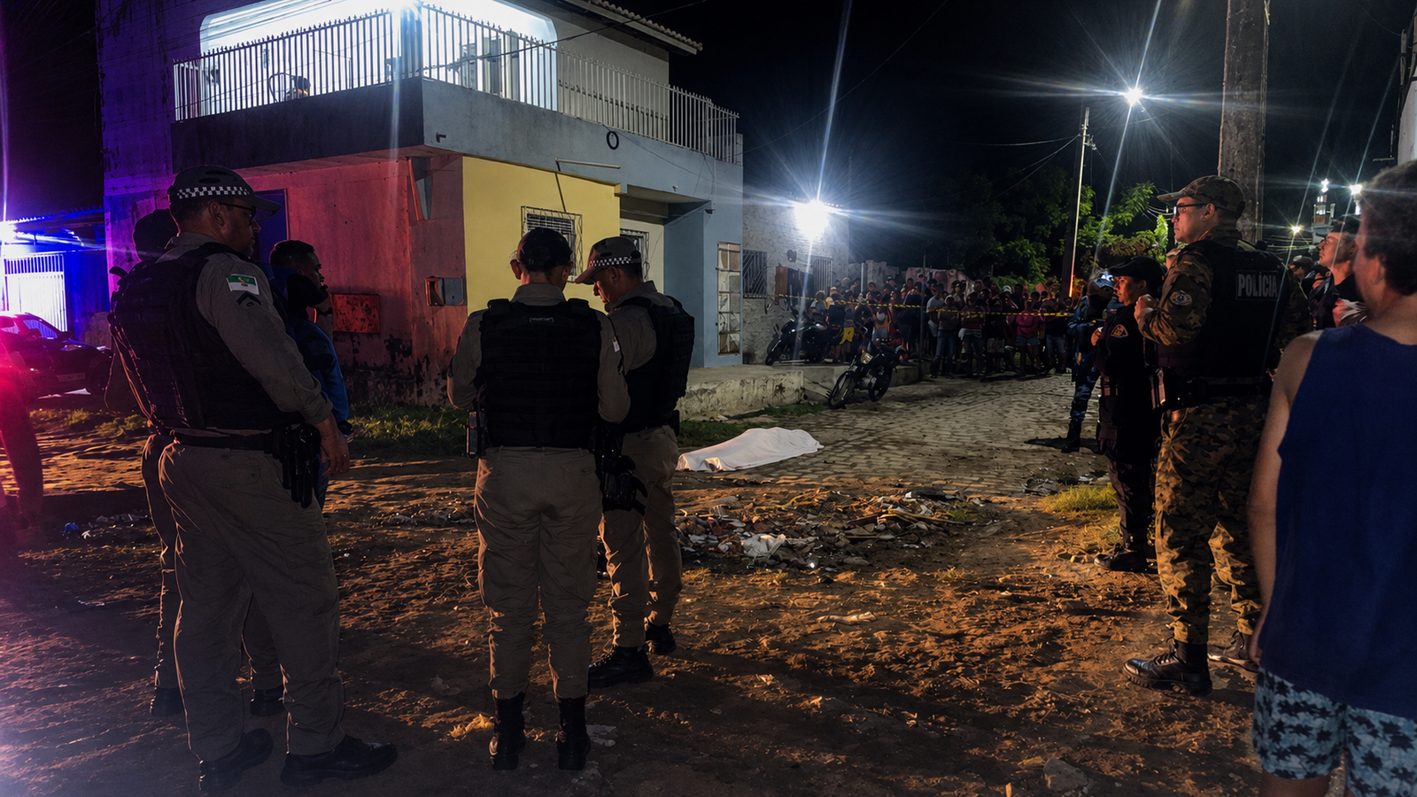 Jovem é executado com seis tiros de pistola e esposa é baleada ao chegarem em casa no Alto da Conceição