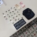 Adolescente tenta correr de viatura, mas acaba apreendido com drogas e balança na Baía dos Golfinhos