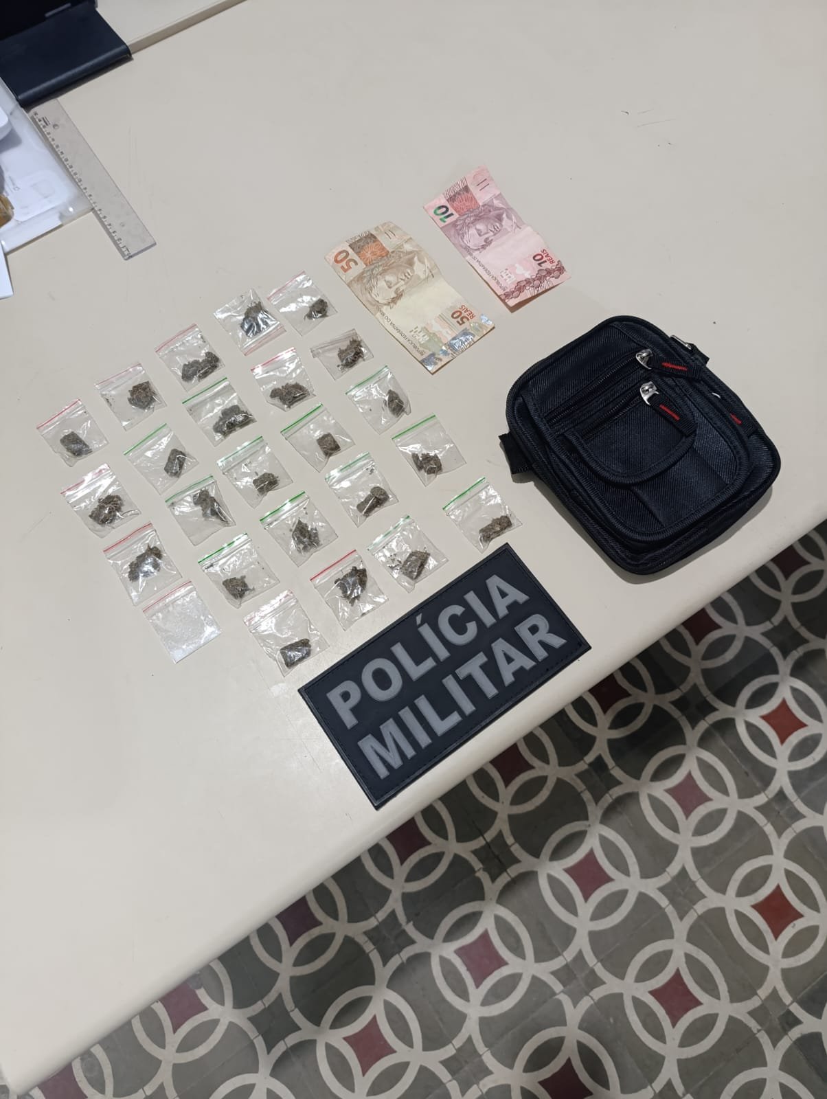 Adolescente tenta correr de viatura, mas acaba apreendido com drogas e balança na Baía dos Golfinhos