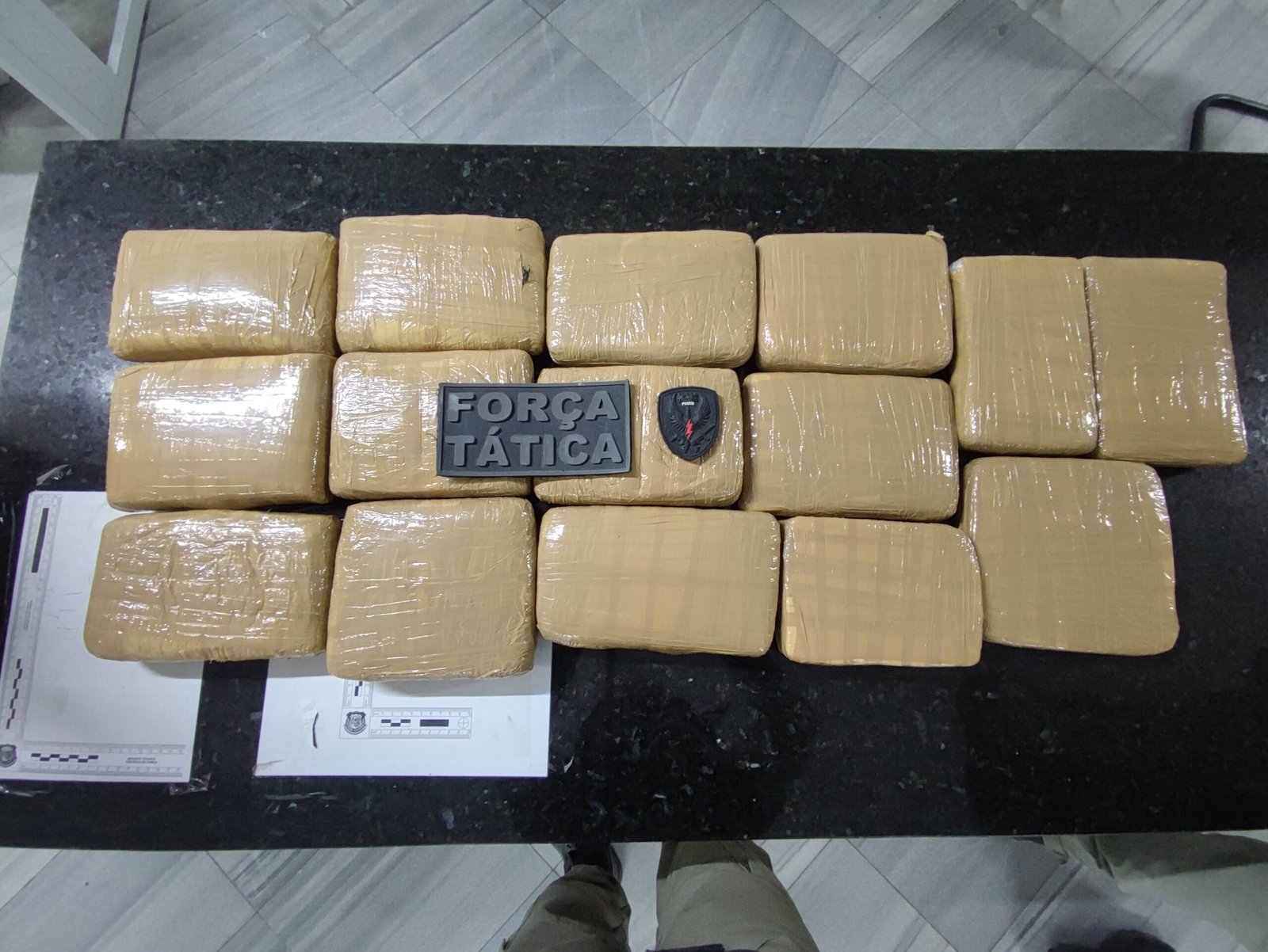 Força Tática do 9º BPM persegue Fiat Uno e prende homem com 15 tabletes de skunk em Natal