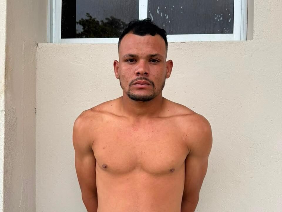 Operação do Batalhão de Choque prende foragido da Justiça conhecido como “Bebeu” escondido na Vila de Ponta Negra, em Natal
