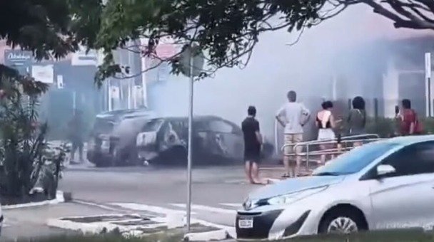 Jeep Renegade pega fogo e atinge segundo veículo em estacionamento de shopping na Zona Sul de Natal