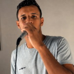 Homem conhecido como “Js Batidão” é executado a tiros por atiradores em veículo branco em Nova Parnamirim