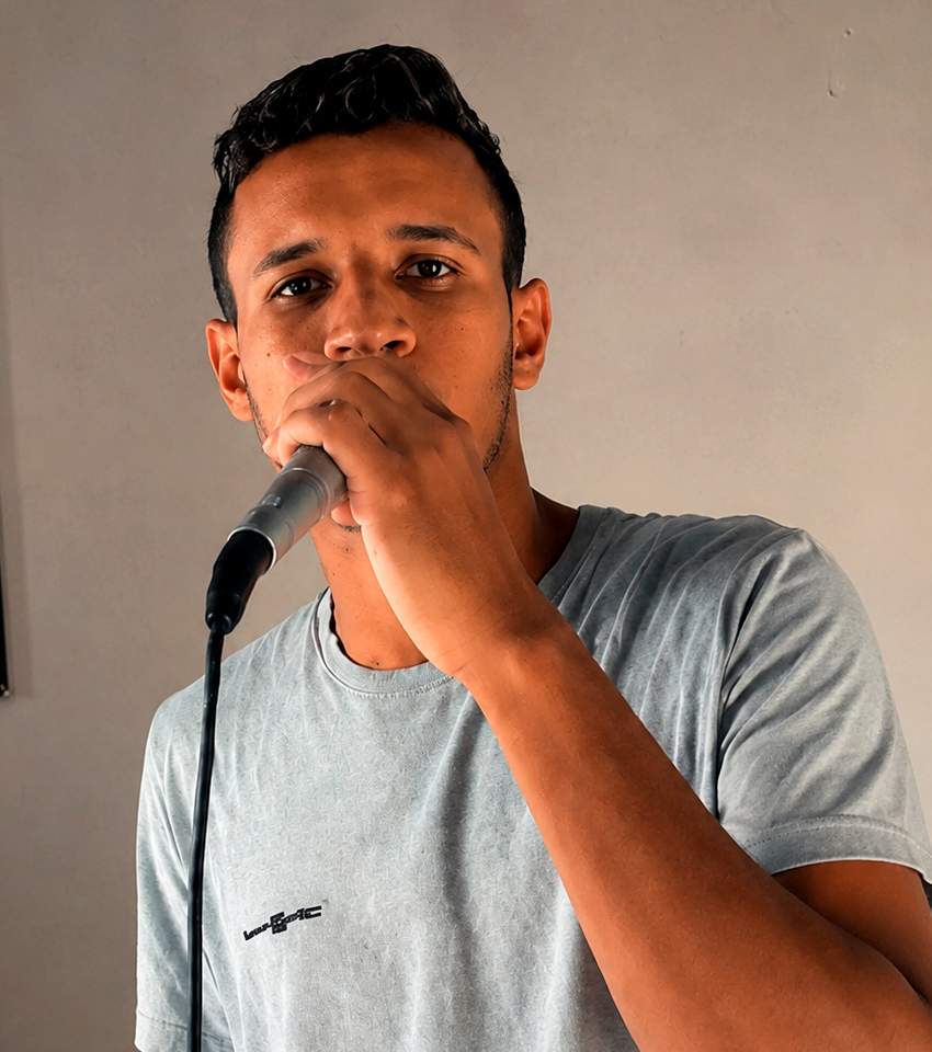 Homem conhecido como “Js Batidão” é executado a tiros por atiradores em veículo branco em Nova Parnamirim