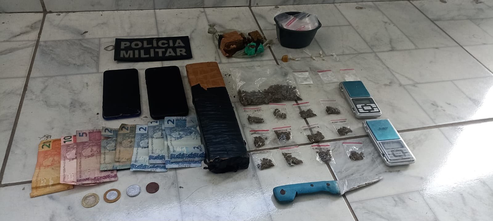 Suspeito foge de abordagem e PM apreende laboratório do tráfico com variadas drogas em Canguaretama