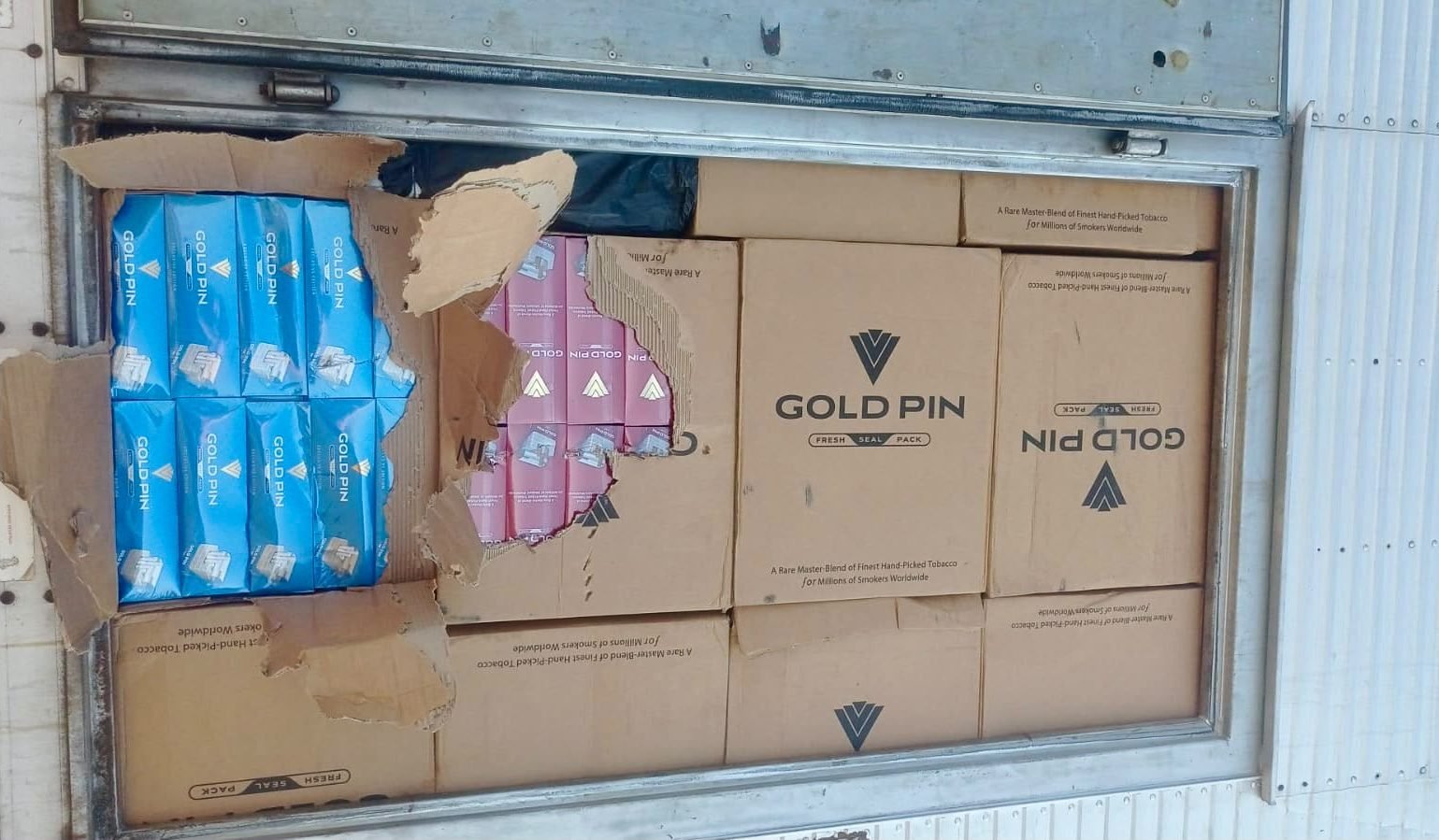 PRF apreende caminhão abandonado com 400 caixas de cigarros contrabandeados em Upanema