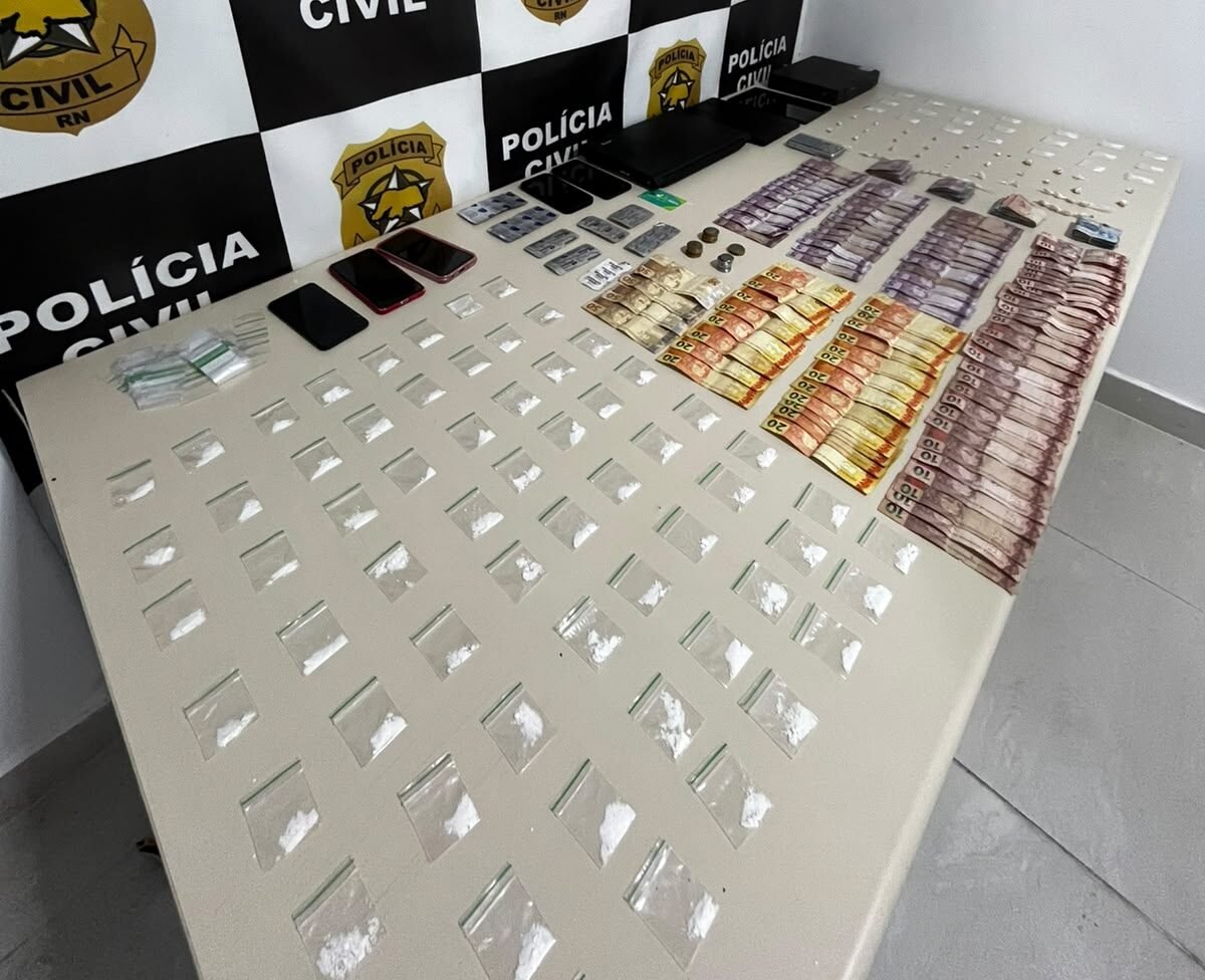 Polícia Civil fecha conveniência usada de fachada para o tráfico de drogas e apreende Hilux e 136 porções de entorpecentes em Parnamirim