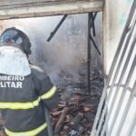 Corpo de Bombeiros combate incêndio que atingiu residência no bairro Nossa Senhora da Apresentação