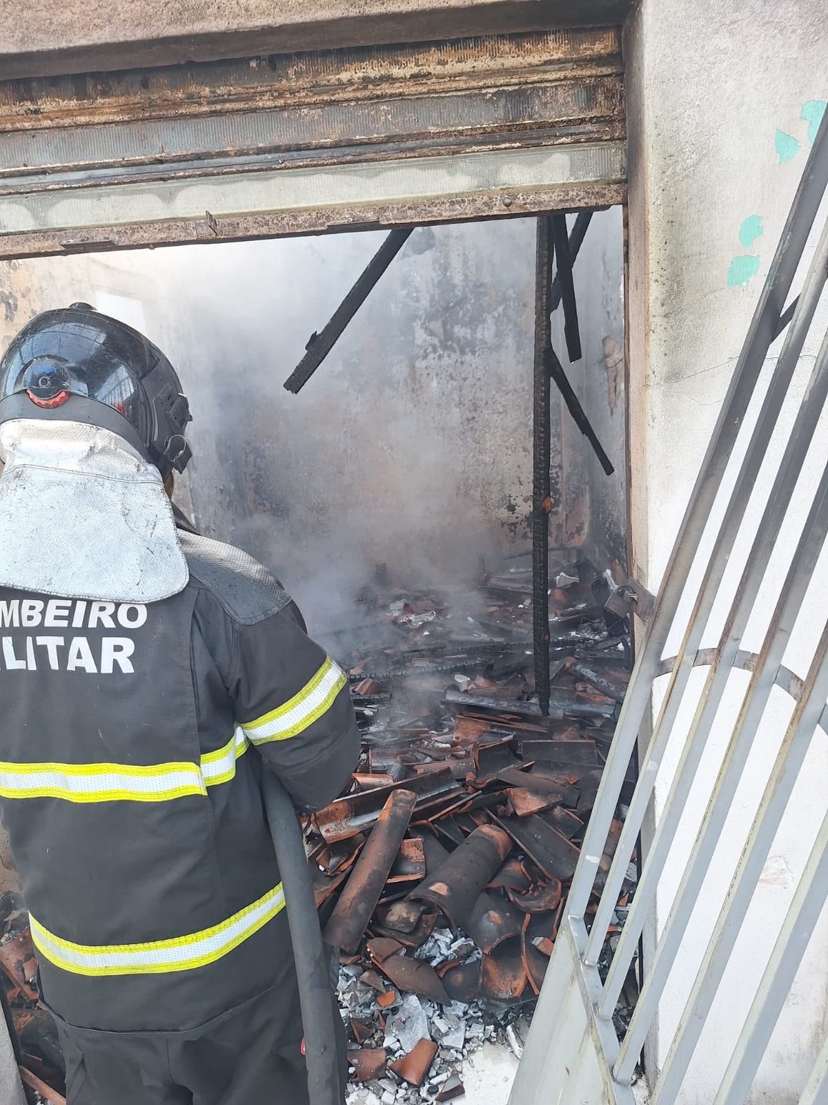 Corpo de Bombeiros combate incêndio que atingiu residência no bairro Nossa Senhora da Apresentação