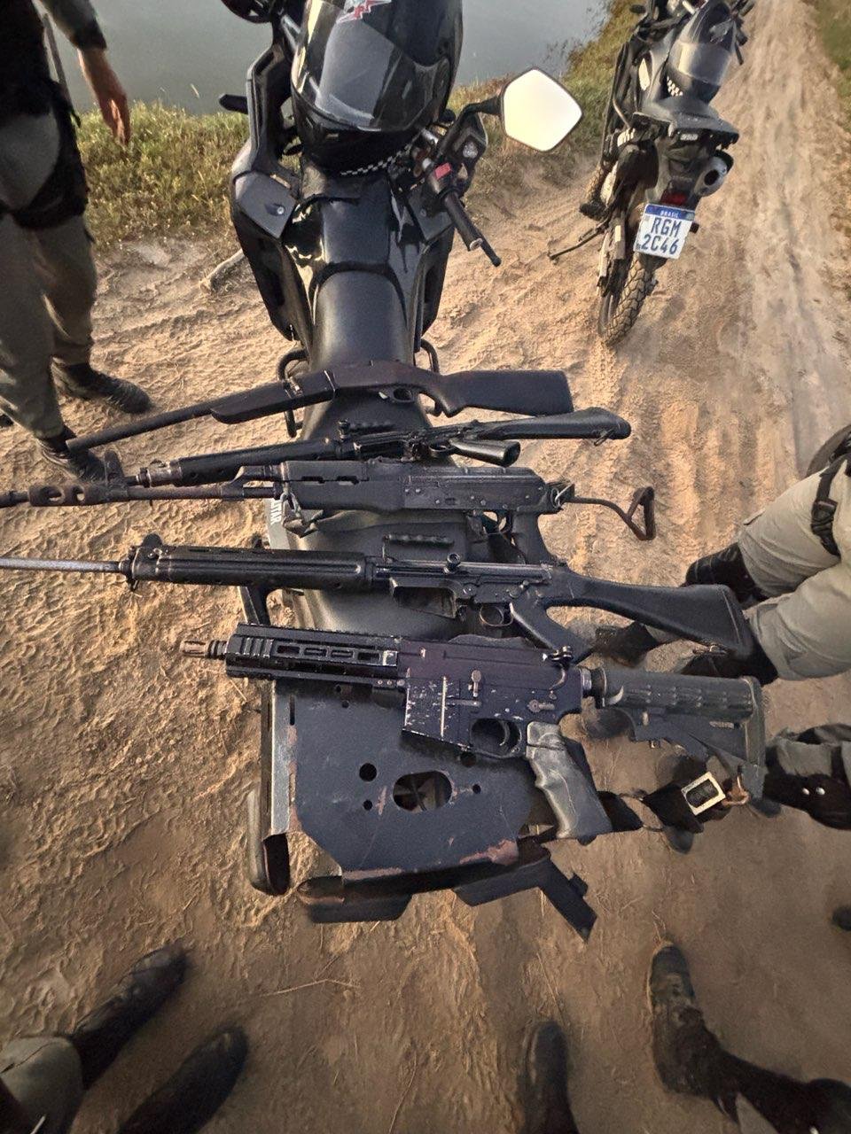 ROCAM apreende arsenal com quatro fuzis, pistolas e drogas na Baixa da Coruja em São Gonçalo do Amarante