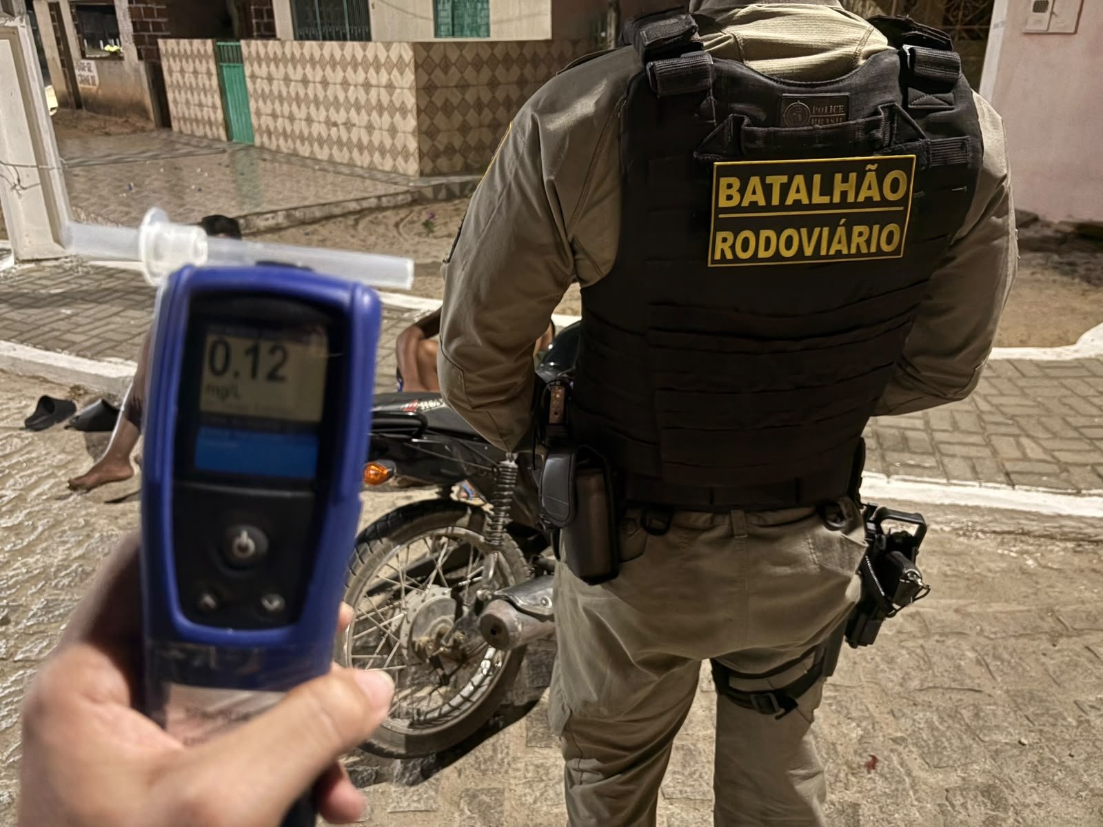 Batalhão Rodoviário apreende menor sob efeito de álcool após fuga em moto sem capacete em Extremoz