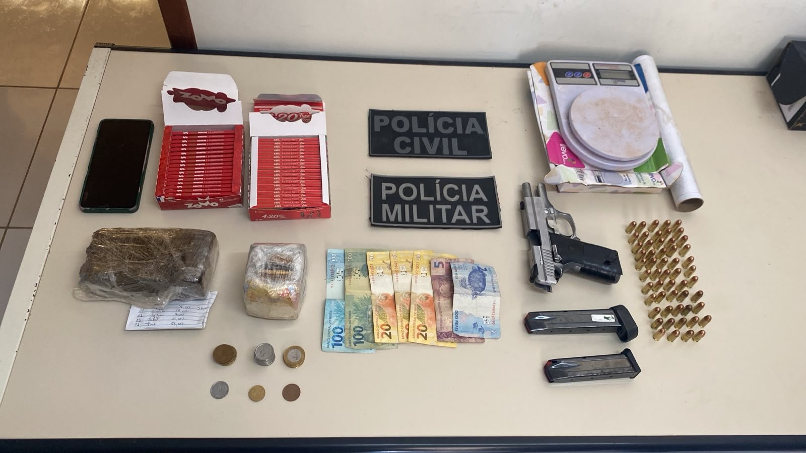 Polícia Civil e PM prendem suspeito de integrar facção criminosa com pistola, munições e drogas em Pau dos Ferros