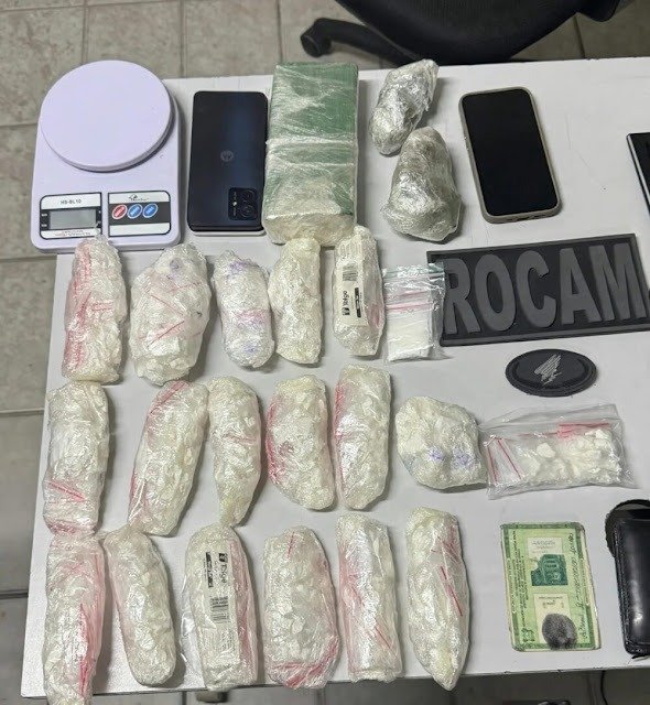 ROCAM apreende mais de 1,3 kg de drogas escondidas em gaveta falsa e detém reincidente em Mossoró