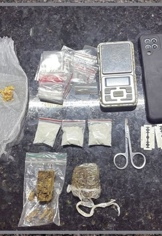 Suspeito atira contra policiais militares e abandona drogas durante fuga em Mãe Luíza