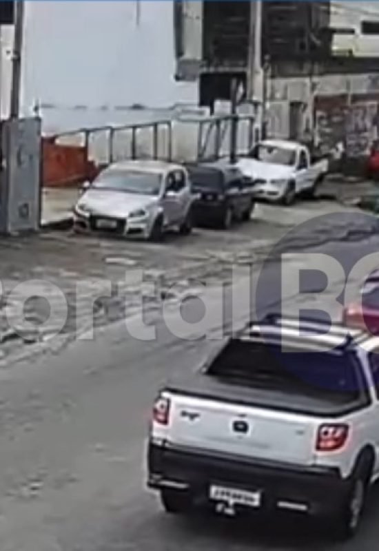 VÍDEO: Suspeito de assaltar loja de veículos sofre facada no peito quando se preparava para fuga em Nova Parnamirim