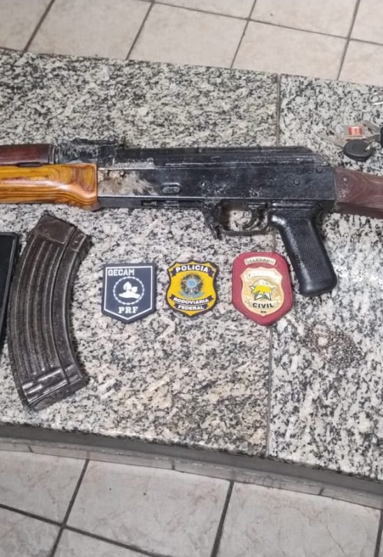 Operação integrada intercepta caminhão e apreende fuzil AK-47 camuflado em carga de madeira em Mossoró
