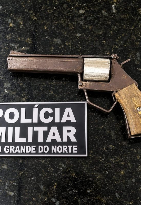 5º BPM frustra tentativas de assalto, prende dupla em flagrante e apreende arma de fogo no Pitimbu