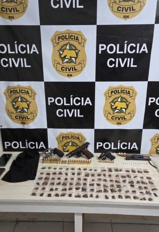 Operação Liberdade: Polícia Civil prende foragido por homicídio, apreende armas roubadas e drogas na Praia do Madeiro, em Tibau do Sul