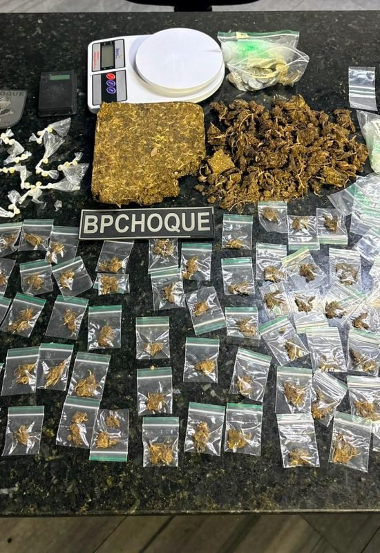 Suspeito corre ao avistar o BPChoque e abandona drogas e balanças no bairro Guarapes