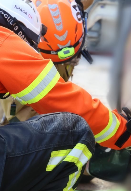 Bombeiros resgatam vítima presa às ferragens após capotamento na BR-304 em Macaíba