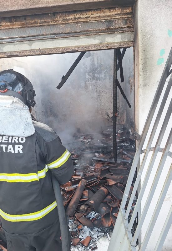 Corpo de Bombeiros combate incêndio que atingiu residência no bairro Nossa Senhora da Apresentação