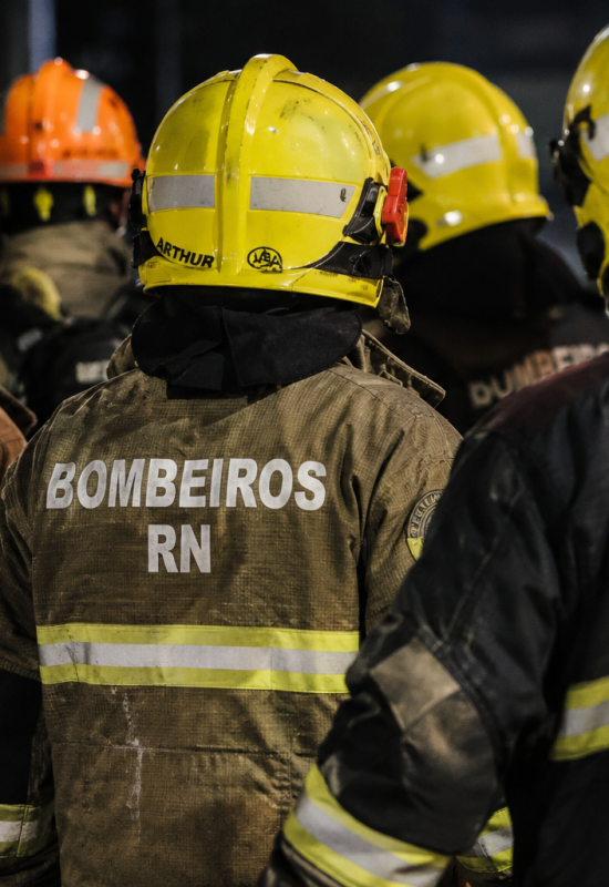Incêndio destrói oito veículos em garagem de Parnamirim, na Grande Natal