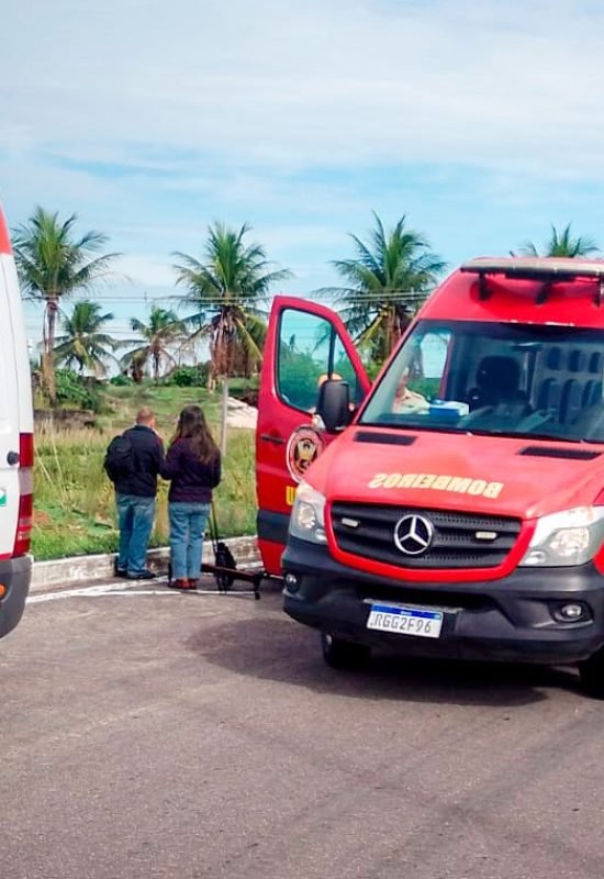 Pai e filho ficam feridos após colisão de motocicleta com cavalo solto na RN-023, em Santa Cruz