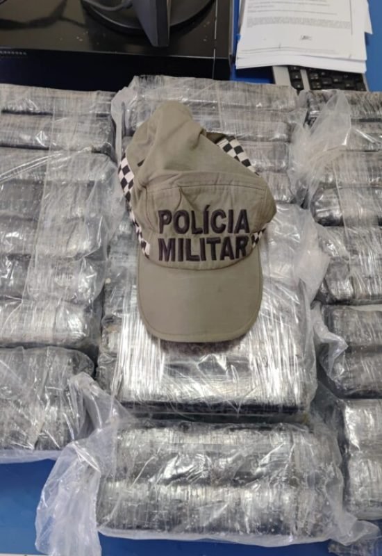 PM intercepta carregamento de 30 kg de cocaína avaliado em R$ 2 milhões na faixa de areia em Grossos