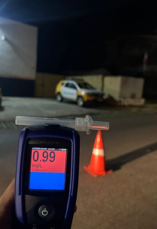 Mãe embriagada, sem habilitação e com criança de 8 anos na moto é presa durante blitz em Macaíba