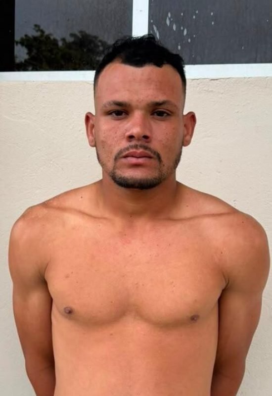 Operação do Batalhão de Choque prende foragido da Justiça conhecido como “Bebeu” escondido na Vila de Ponta Negra, em Natal