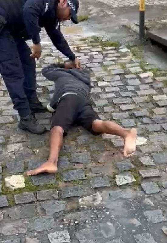 Suspeito tenta fugir de blitz da Guarda Municipal, sofre queda de moto e acaba preso com celular roubado e drogas