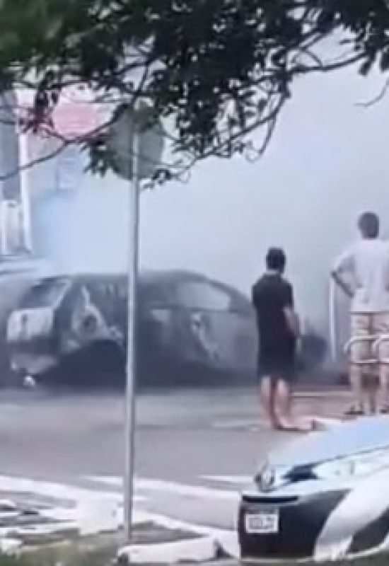 Jeep Renegade pega fogo e atinge segundo veículo em estacionamento de shopping na Zona Sul de Natal