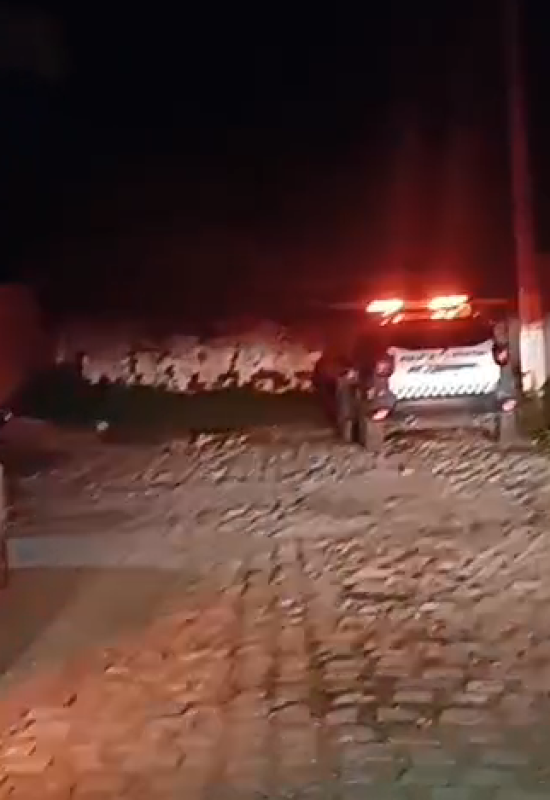 Noite violenta em Mossoró termina com confronto policial, um suspeito morto e homem baleado dentro de casa