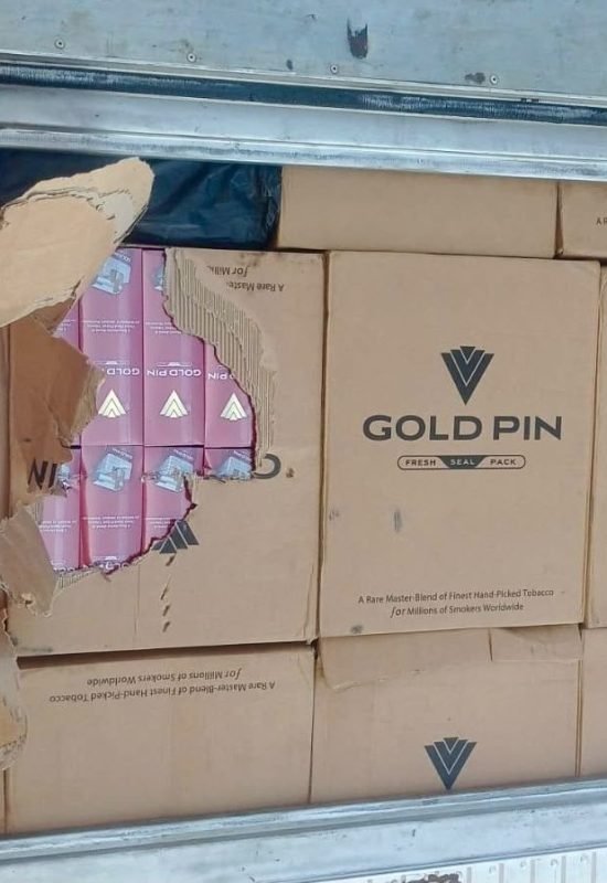 PRF apreende caminhão abandonado com 400 caixas de cigarros contrabandeados em Upanema