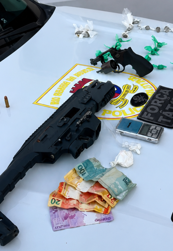 Trio tenta fugir da PM, mas acaba preso com submetralhadora, revólver e drogas em Bom Jesus