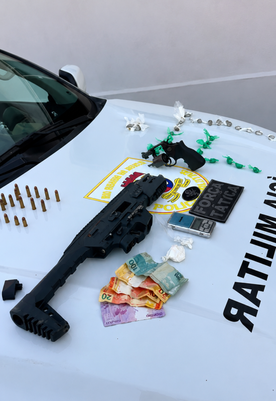 Trio tenta fugir da PM, mas acaba preso com submetralhadora, revólver e drogas em Bom Jesus