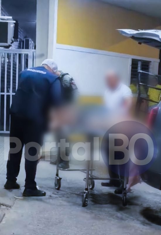 Homens atiram em policiais na comunidade Rabo da Gata; confronto termina com um morto e a caça outro baleado
