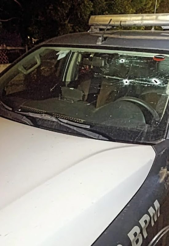 Suspeitos atiram contra viatura da PM durante confronto que terminou com um morto e dois presos em Mossoró