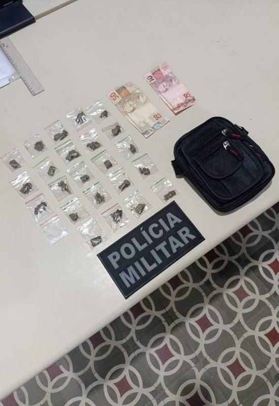 Adolescente tenta correr de viatura, mas acaba apreendido com drogas e balança na Baía dos Golfinhos