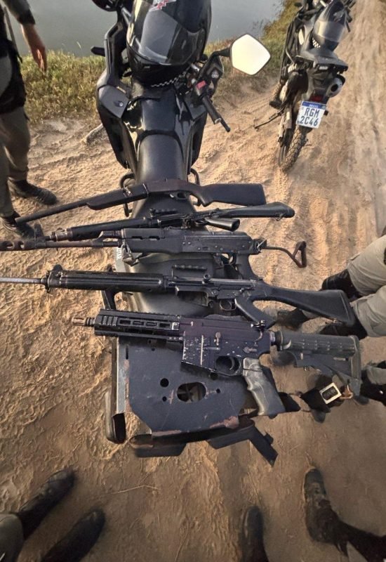 ROCAM apreende arsenal com quatro fuzis, pistolas e drogas na Baixa da Coruja em São Gonçalo do Amarante