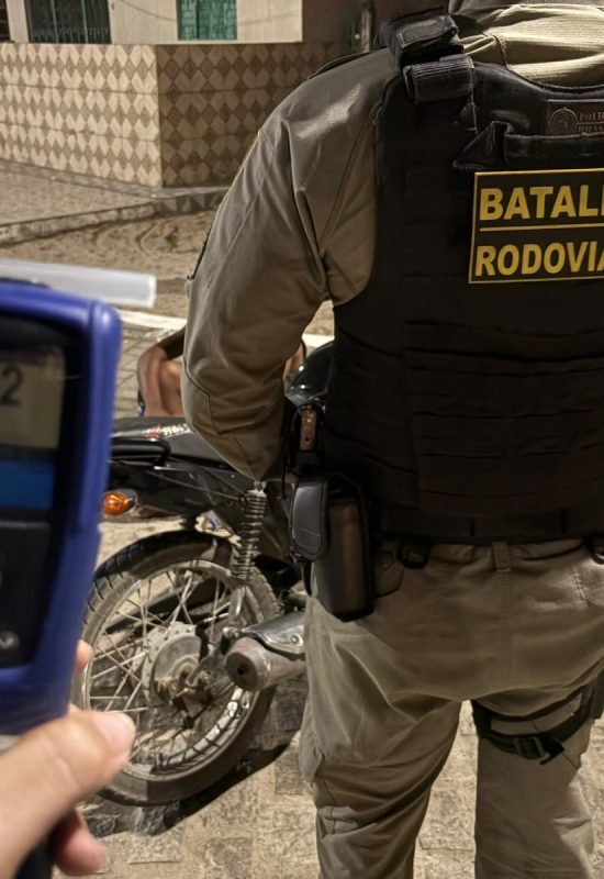 Batalhão Rodoviário apreende menor sob efeito de álcool após fuga em moto sem capacete em Extremoz