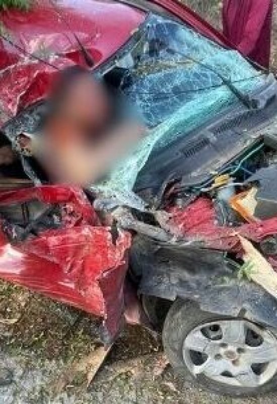 Veículo despenca em ribanceira e deixa mulher presa às ferragens em Alexandria