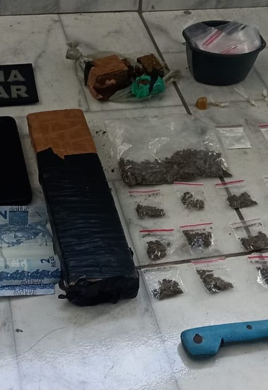 Suspeito foge de abordagem e PM apreende laboratório do tráfico com variadas drogas em Canguaretama