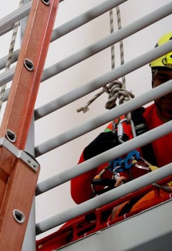 Bombeiros e SAMU socorrem vítima de queda de prédio no Centro de Caicó