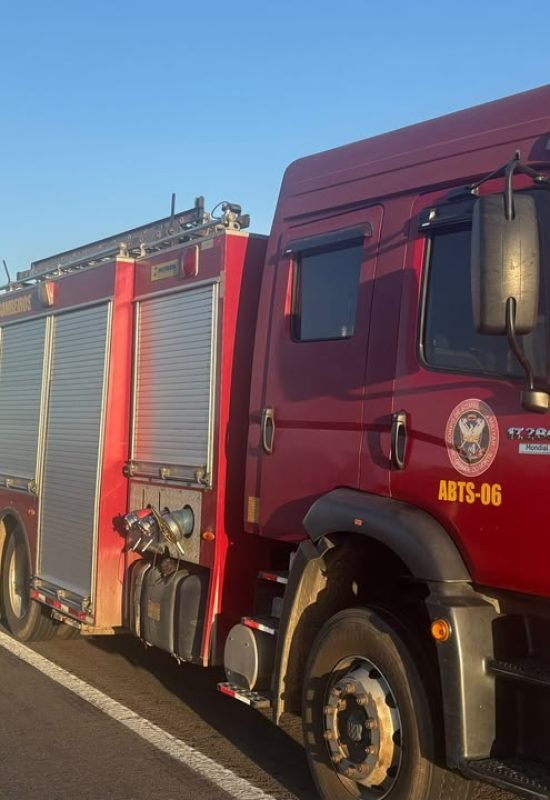 Bombeiros de Assú combatem incêndio em caminhão na BR-304 entre Angicos e Lajes