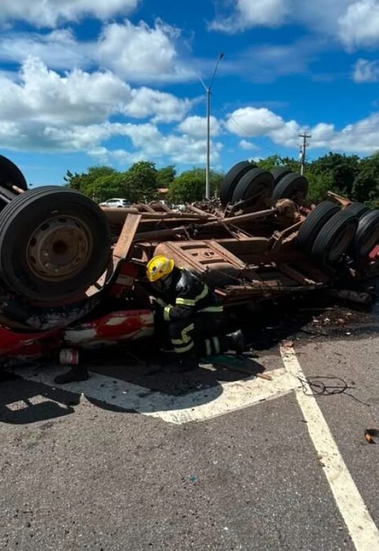 Carreta tomba na BR-110 e bombeiros realizam contenção de riscos em Serra do Mel
