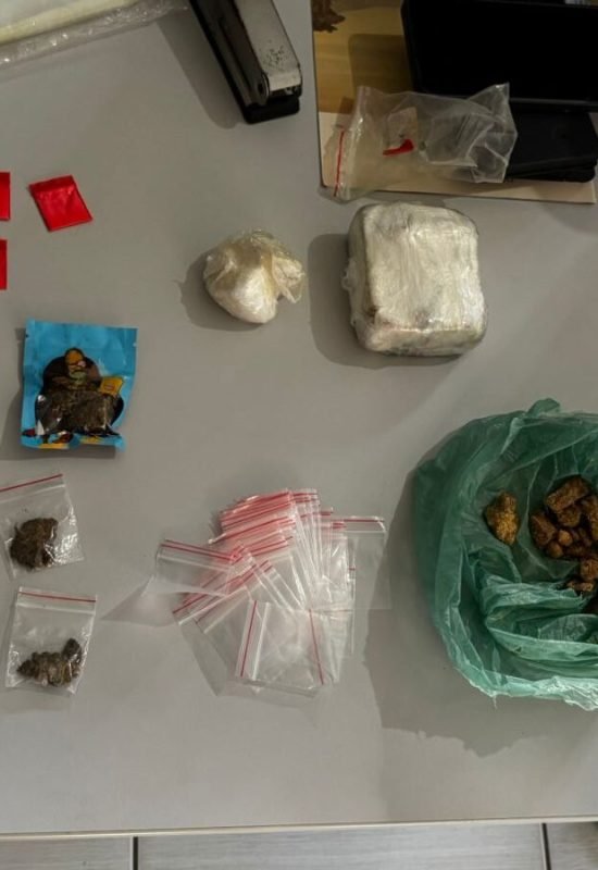 Dupla é flagrada com drogas durante operação policial na zona Oeste de Natal