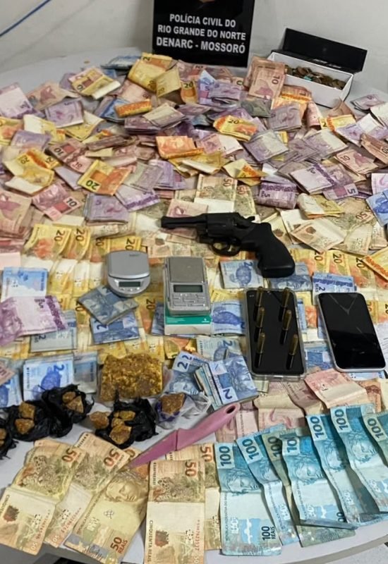 Polícia Civil descobre fundo falso em parede, apreende revólver, drogas e prende jovem de 18 anos em Mossoró